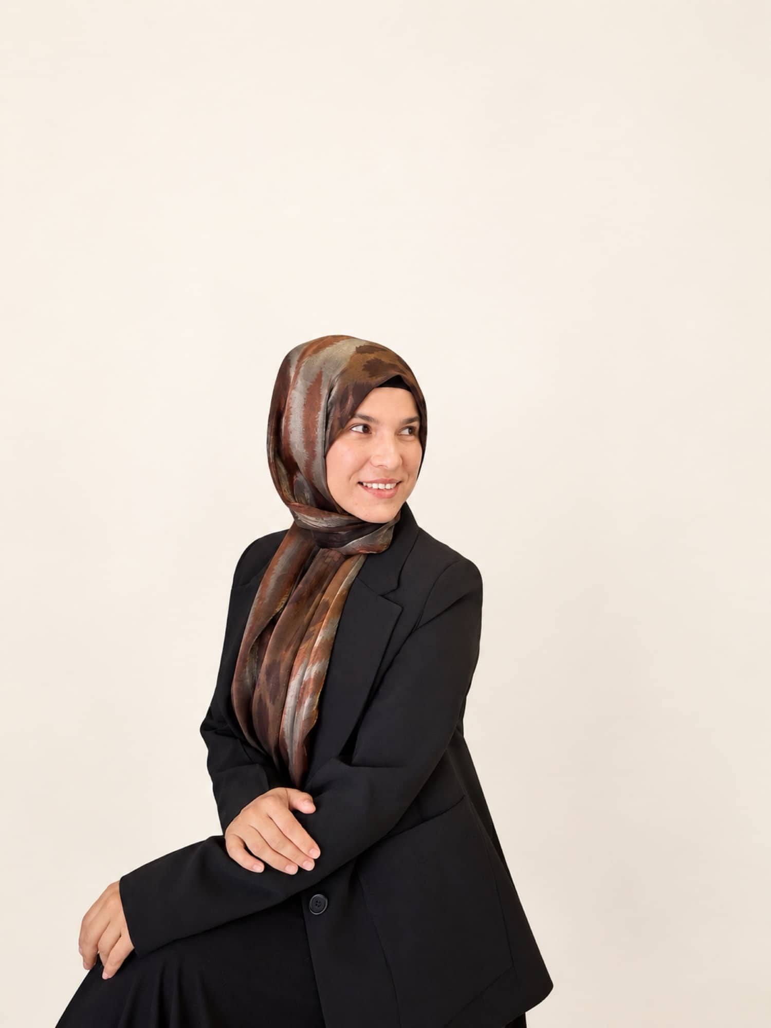Hatice Emrem, krem fonda otururken